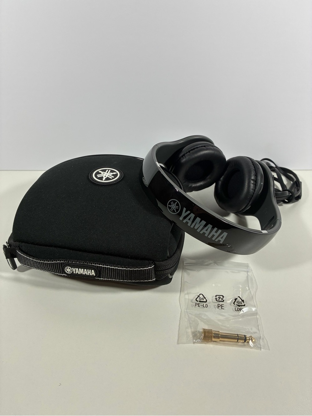 YAMAHA WIRED HEADPHONES W/ MICROPHONE MODEL HPH-PRO 300 BLACK W/ CASE EUC - Picture 2 of 8
